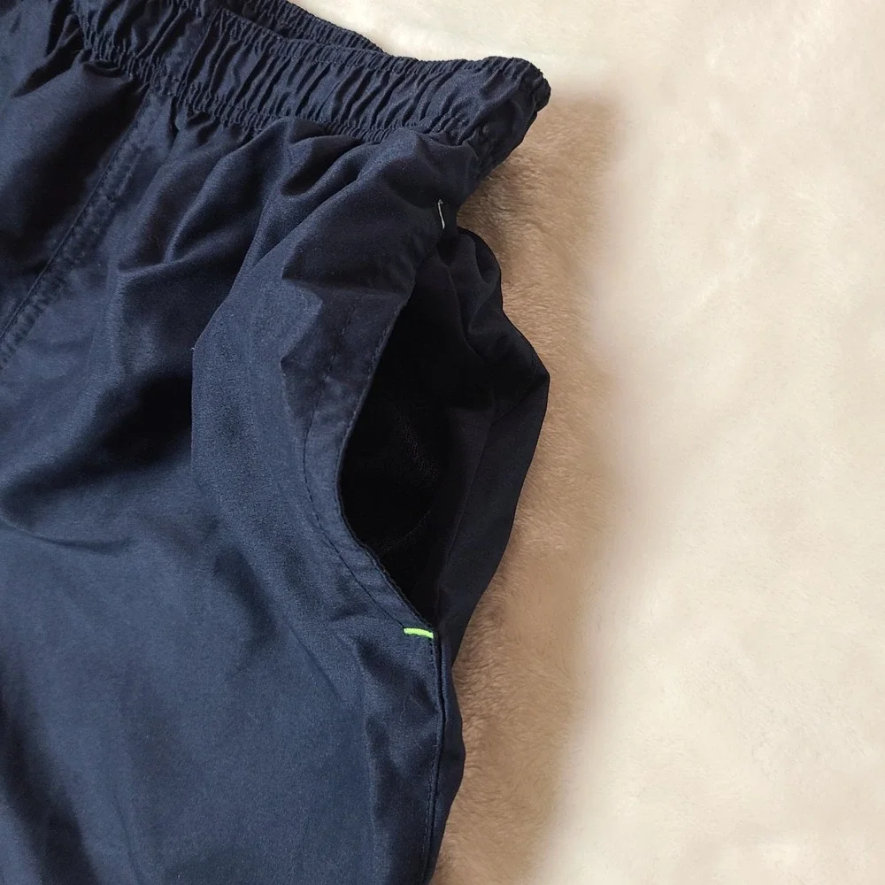 VTG NIKE gym Shorts Medium Mesh Lining Swim Trunks Swoosh Logo Pockets